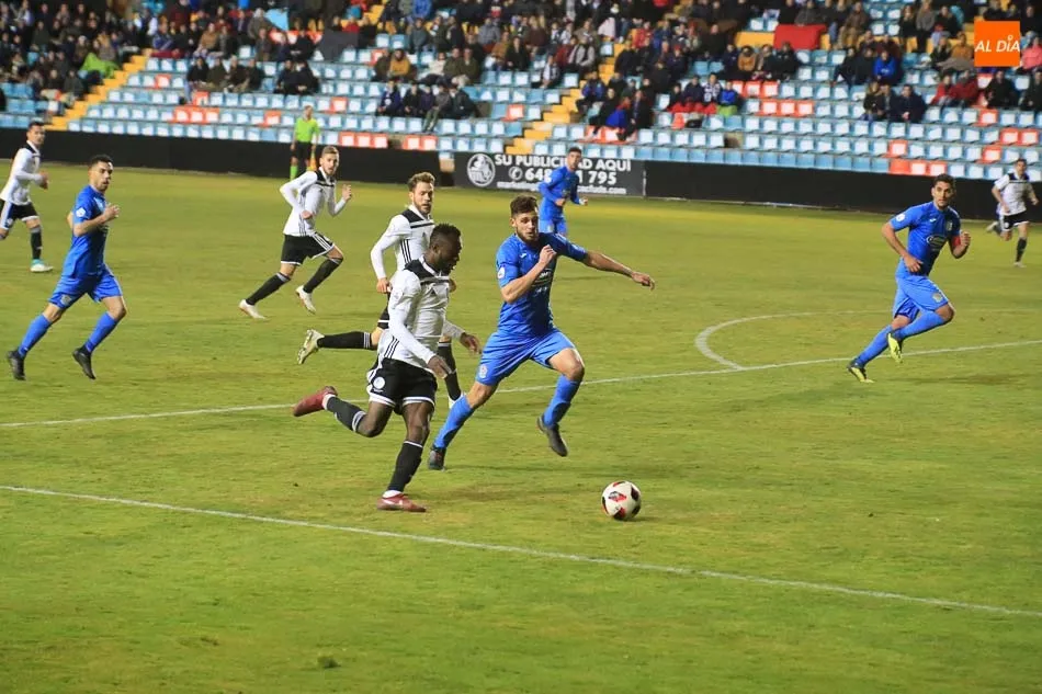 Foto 5 - La expulsi&oacute;n de Armando condena al Salamanca UDS ante el Fuenlabrada (1-2)