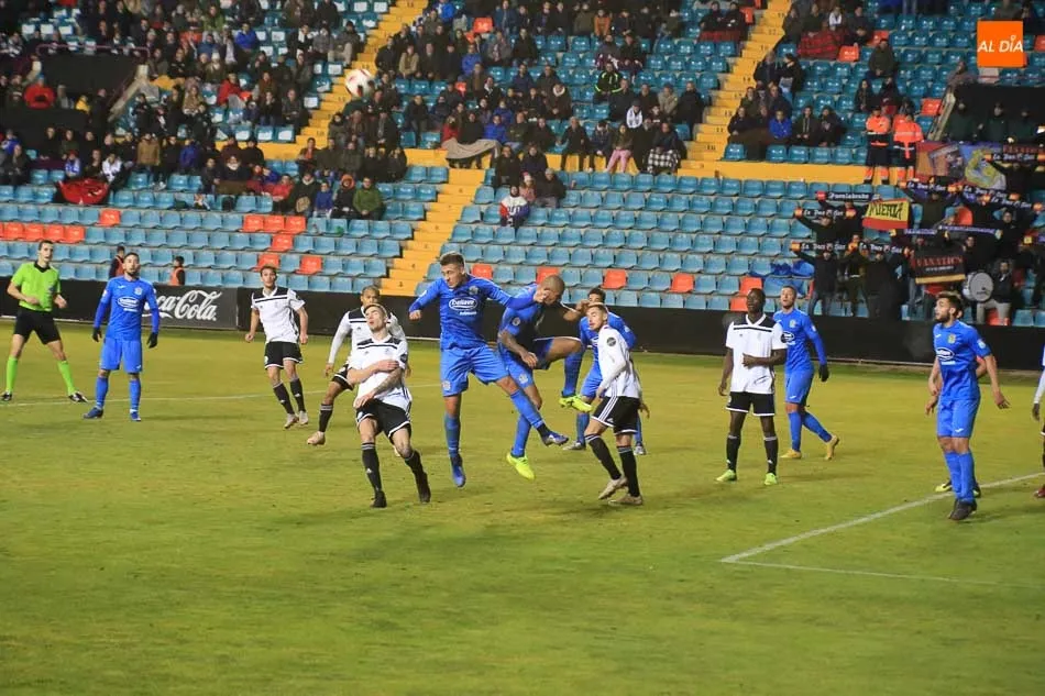 Foto 4 - La expulsi&oacute;n de Armando condena al Salamanca UDS ante el Fuenlabrada (1-2)