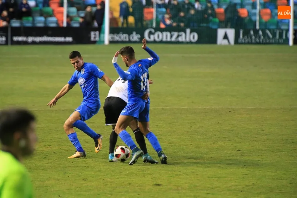 Foto 3 - La expulsi&oacute;n de Armando condena al Salamanca UDS ante el Fuenlabrada (1-2)