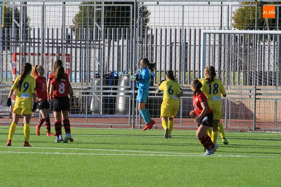 Foto 9 - El Salamanca FF se desploma y pierde ante La Solana (2-3)