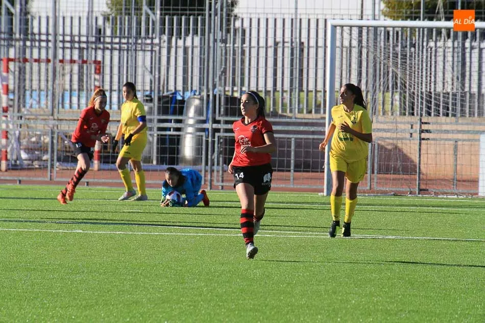 Foto 8 - El Salamanca FF se desploma y pierde ante La Solana (2-3)