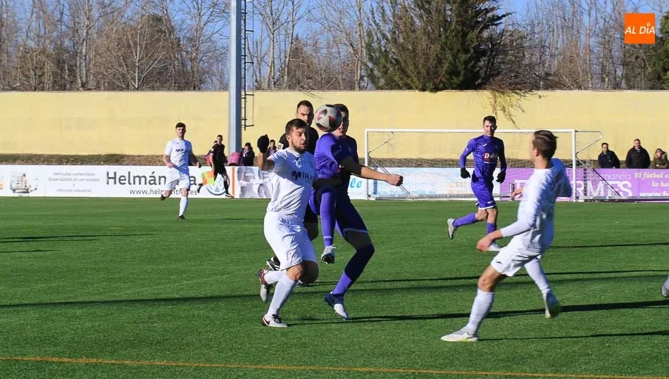 Una imagen del derbi provincial entre el Ribert y el Peñaranda