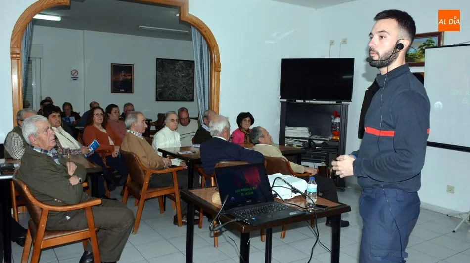 Carlos Pedraz impartió la charla didáctica los mayores de Lumbrales / E. Corredera