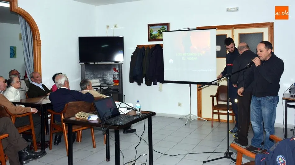 Foto 4 - Los Jubilados de Lumbrales reciben consejos de los Bomberos para la prevenci&oacute;n de incendios en el...