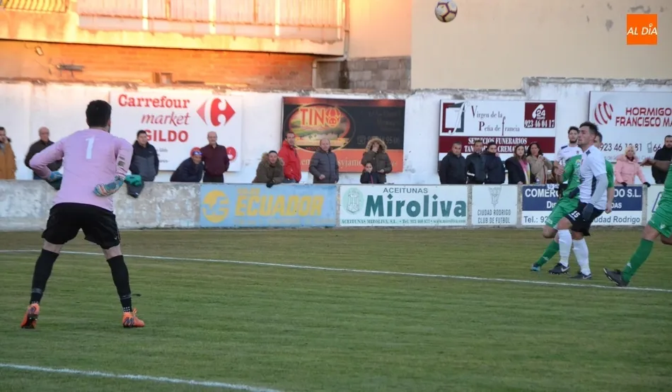 Foto 9 - El Ciudad Rodrigo gana con tres chispazos a un Onzonilla que inexplicablemente se fue sin marcar  