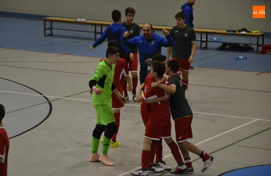 Foto 10 - Cadetes y juveniles del III Columnas ganan a Guijuelo 2 partidos taquic&aacute;rdicos... en 2 pabellones...