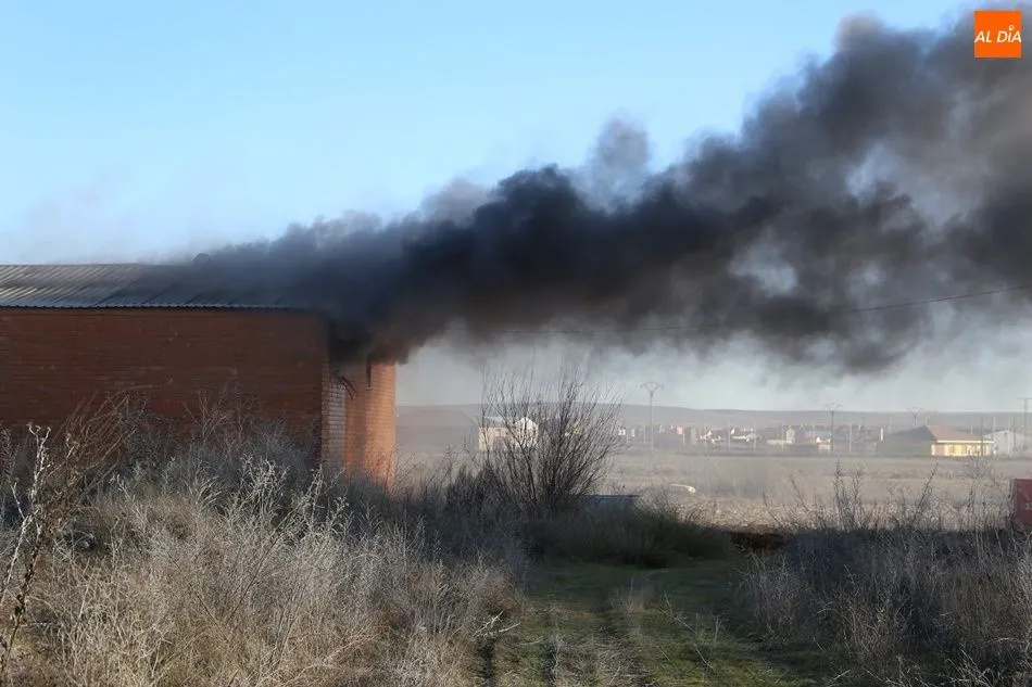 Foto 4 - Arde una nave de Babilafuente junto a la carretera de Mor&iacute;&ntilde;igo