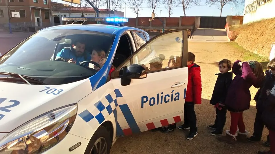 Foto 6 - La Polic&iacute;a Local visita a los alumnos de primaria del colegio Padres Trinitarios    &nbsp;  