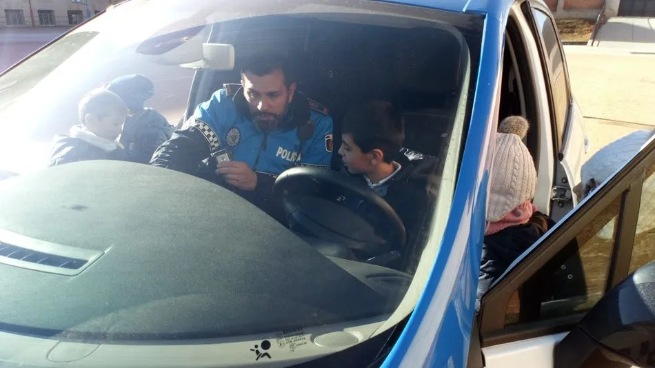 Foto 5 - La Polic&iacute;a Local visita a los alumnos de primaria del colegio Padres Trinitarios    &nbsp;  