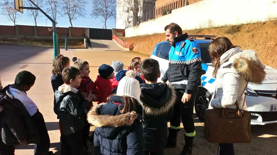 Foto 4 - La Polic&iacute;a Local visita a los alumnos de primaria del colegio Padres Trinitarios    &nbsp;  