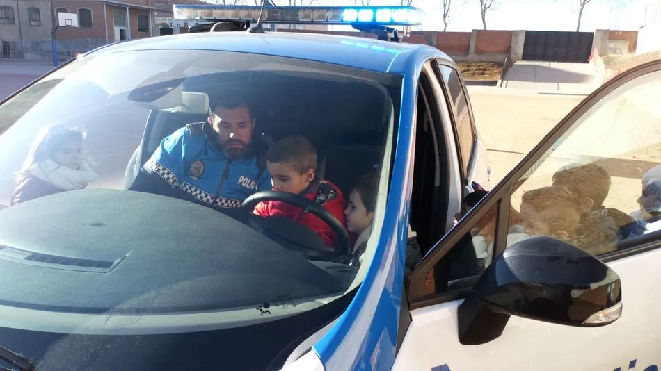 Foto 3 - La Polic&iacute;a Local visita a los alumnos de primaria del colegio Padres Trinitarios    &nbsp;  