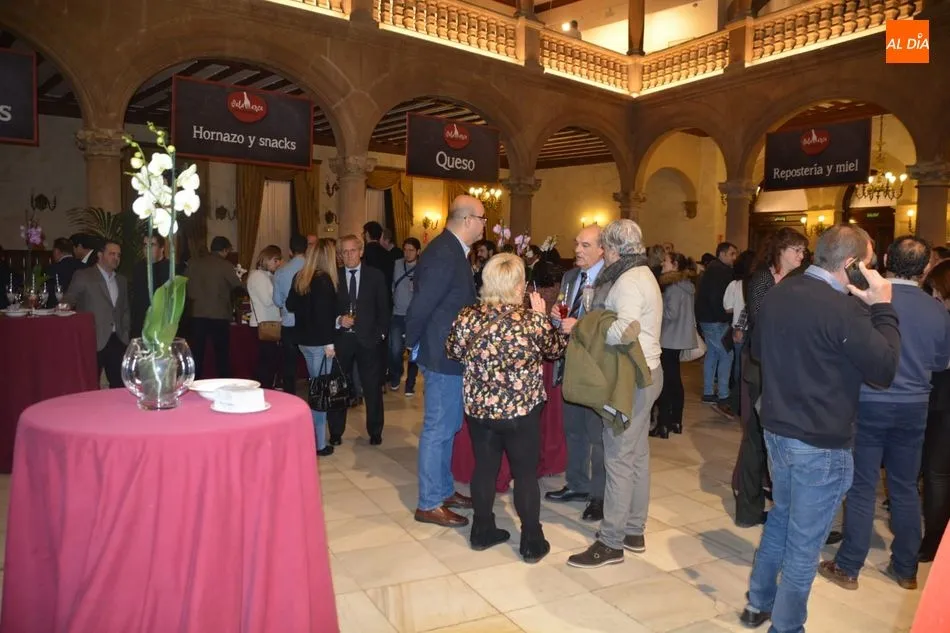 Foto 11 - Productores, cr&iacute;ticos y gastr&oacute;nomos se re&uacute;nen en el Casino para promocionar los productos de...