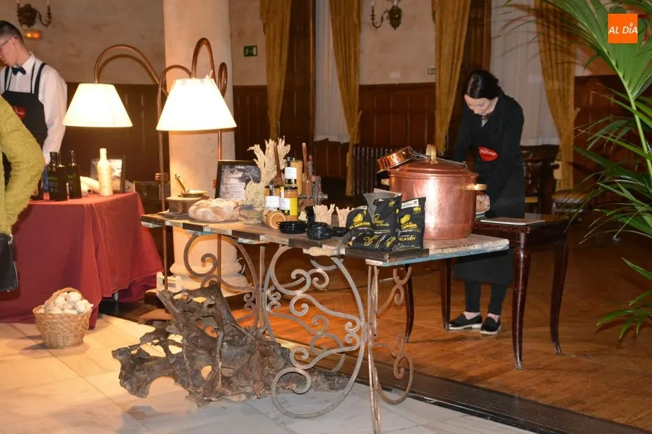 Foto 2 - Productores, cr&iacute;ticos y gastr&oacute;nomos se re&uacute;nen en el Casino para promocionar los productos de...