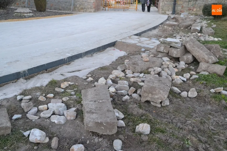 Foto 8 - Comienza la sustituci&oacute;n de las baldosas mal puestas en la b&oacute;veda de la R&uacute;a del Sol  