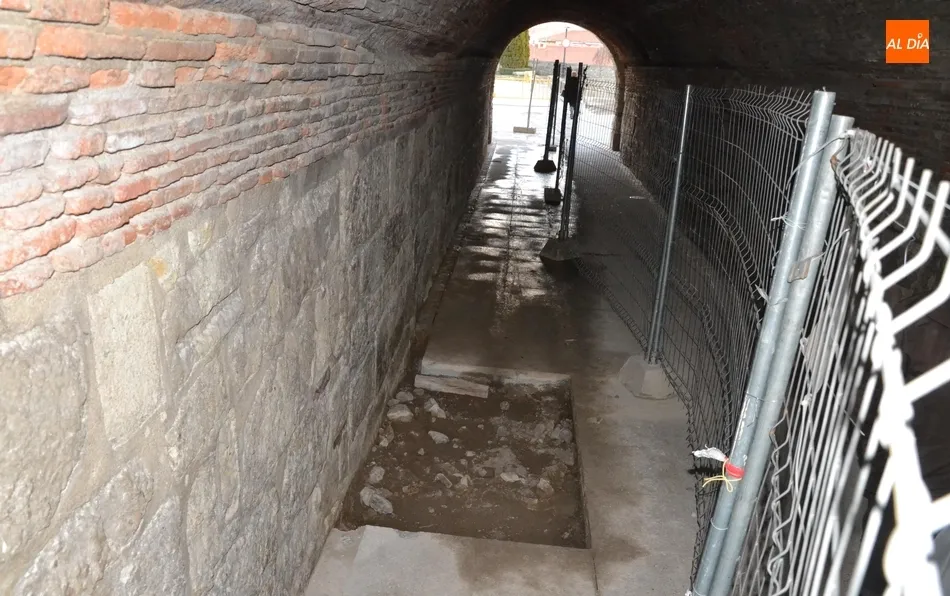 Comienza la sustitución de las baldosas mal puestas en la bóveda de la Rúa del Sol  