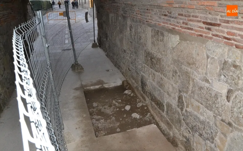 Foto 6 - Comienza la sustituci&oacute;n de las baldosas mal puestas en la b&oacute;veda de la R&uacute;a del Sol  