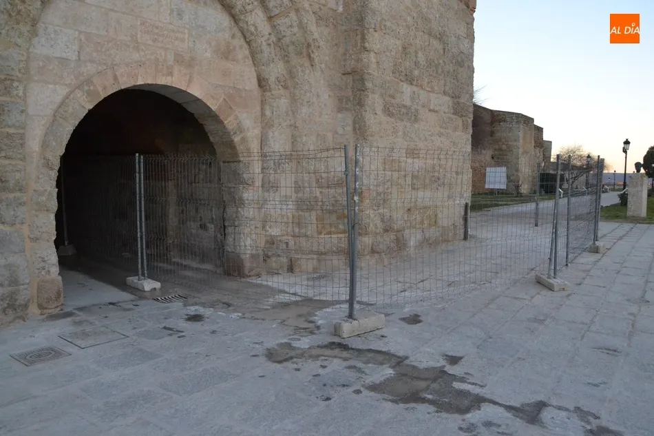 Foto 4 - Comienza la sustituci&oacute;n de las baldosas mal puestas en la b&oacute;veda de la R&uacute;a del Sol  