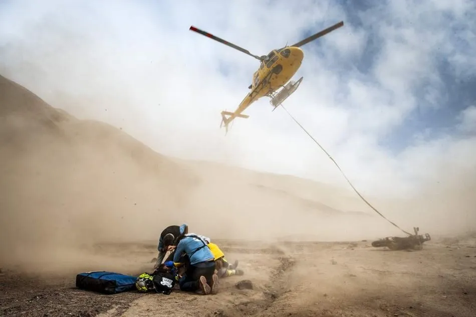 Momento del rescate de Santolino en helicóptero, que también transportó por aire la motoclicleta accidentada Fotos: ASO Dakar