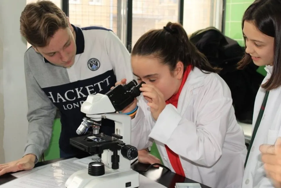Foto 5 - Interesante intercambio educativo en el laboratorio de F&iacute;sica del colegio Calasanz