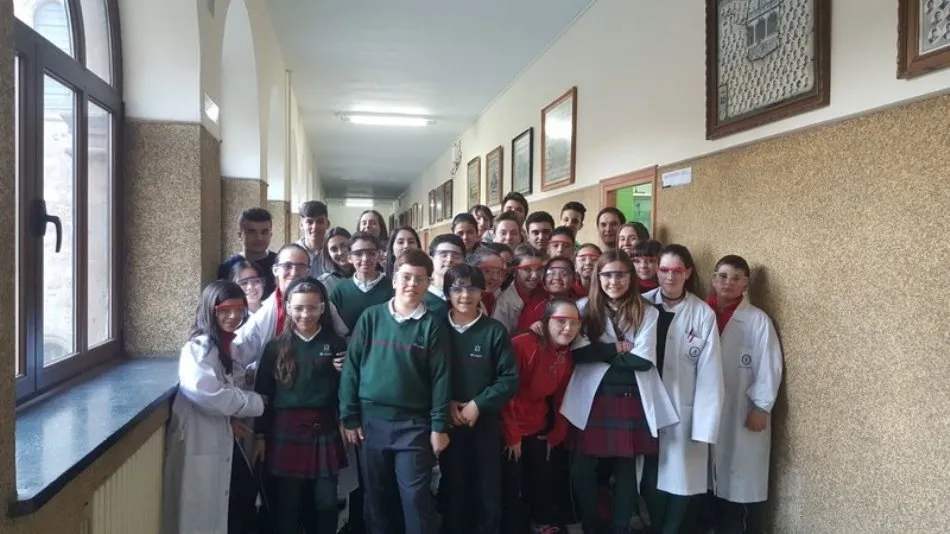 Foto 4 - Interesante intercambio educativo en el laboratorio de F&iacute;sica del colegio Calasanz