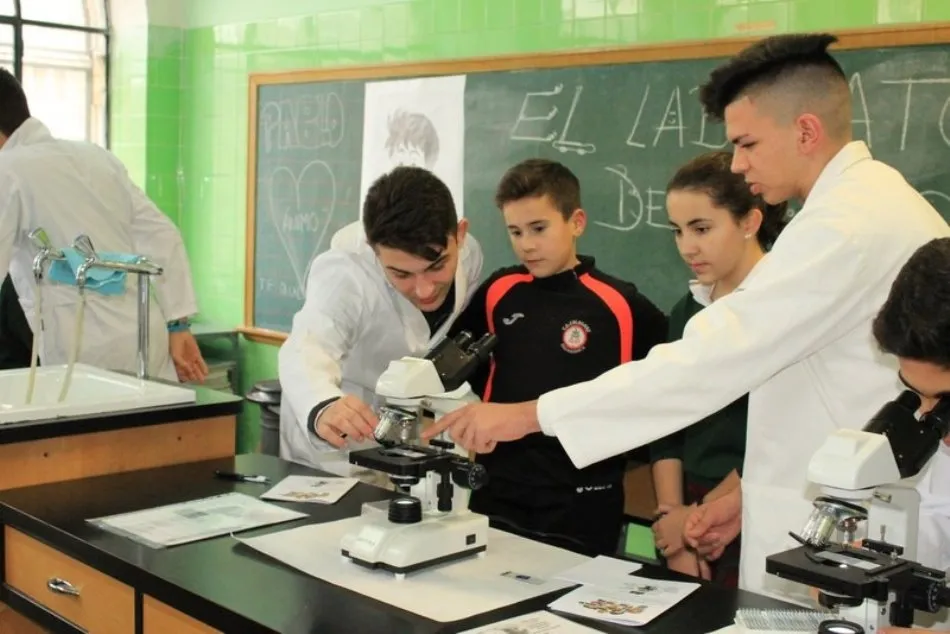 Foto 3 - Interesante intercambio educativo en el laboratorio de F&iacute;sica del colegio Calasanz