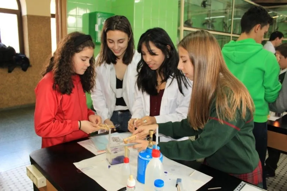 Foto 2 - Interesante intercambio educativo en el laboratorio de F&iacute;sica del colegio Calasanz