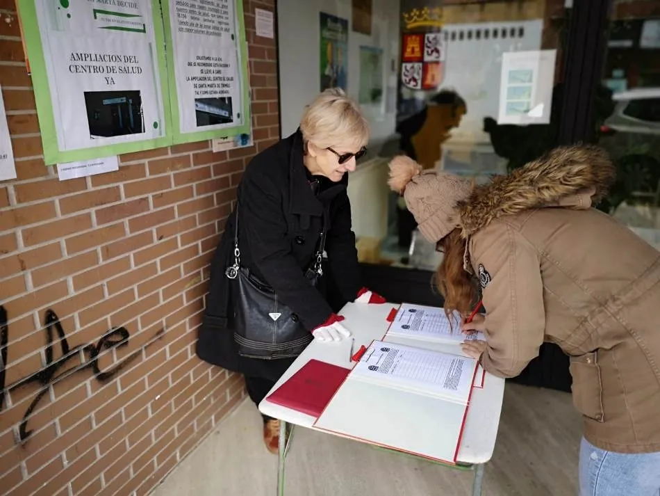 Foto 5 - Vecinos de Santa Marta recogen firmas para reclamar la ampliaci&oacute;n del Centro de Salud