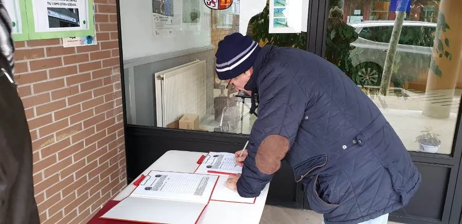 Foto 3 - Vecinos de Santa Marta recogen firmas para reclamar la ampliaci&oacute;n del Centro de Salud