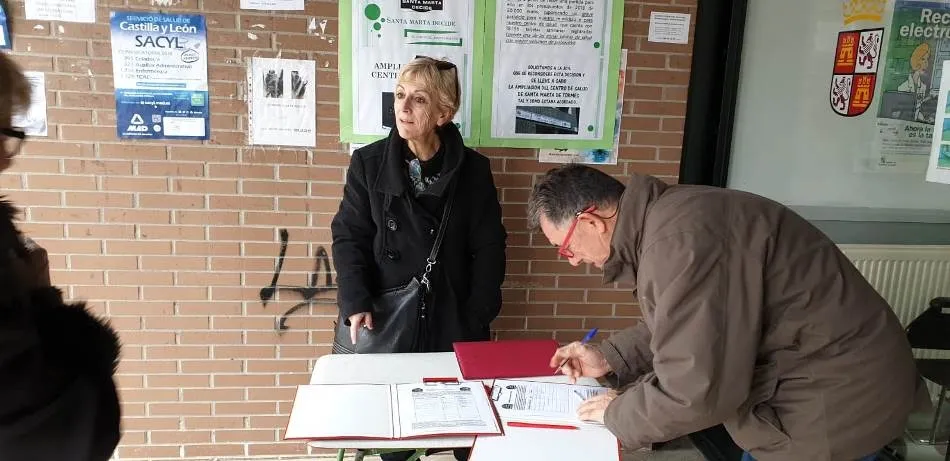 Foto 4 - Vecinos de Santa Marta recogen firmas para reclamar la ampliaci&oacute;n del Centro de Salud