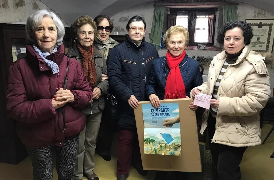 Mari Gutiérrez se lleva la mantelería puesta en juego por Manos Unidas  