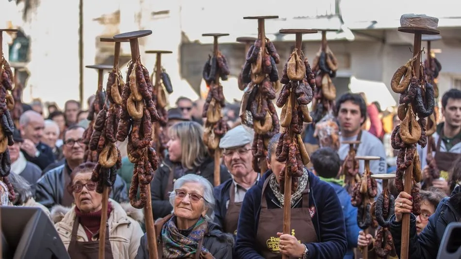 Habitantes del pueblo de Aranhas asisten a la lectura de la Carta do Fumeiro