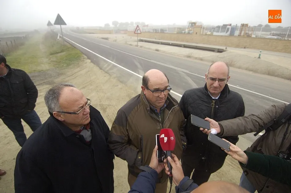 Foto 4 - Renovada la carretera de acceso a Gallegos, que viene &ldquo;con un pan debajo del brazo&rdquo;  