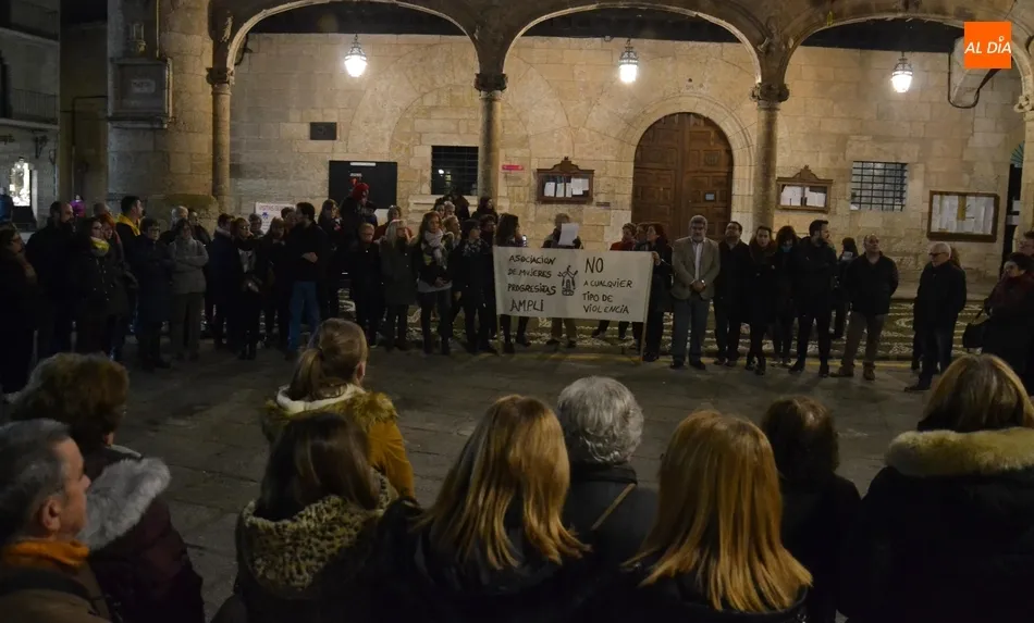 Un centenar de personas sale a la calle para defender los derechos de las mujeres  