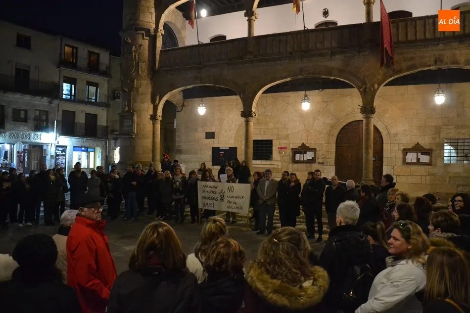 Foto 11 - Un centenar de personas sale a la calle para defender los derechos de las mujeres  