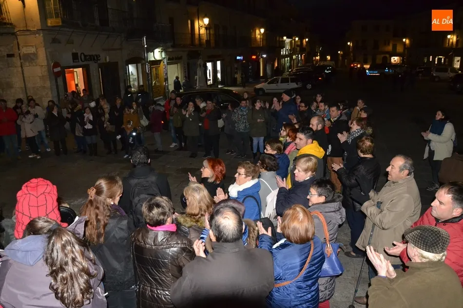Foto 8 - Un centenar de personas sale a la calle para defender los derechos de las mujeres  
