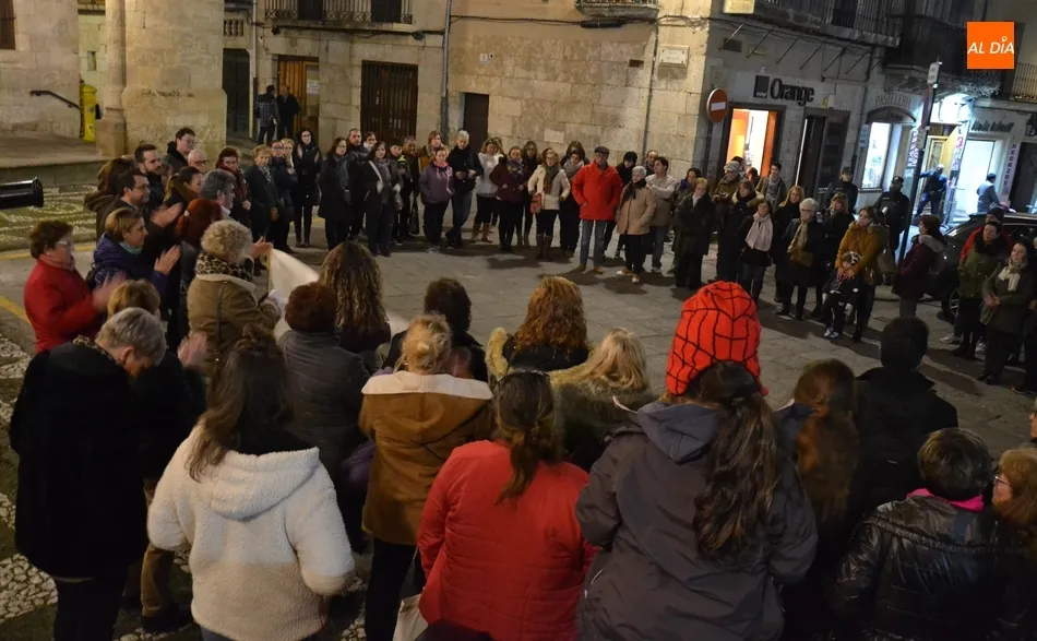 Foto 9 - Un centenar de personas sale a la calle para defender los derechos de las mujeres  