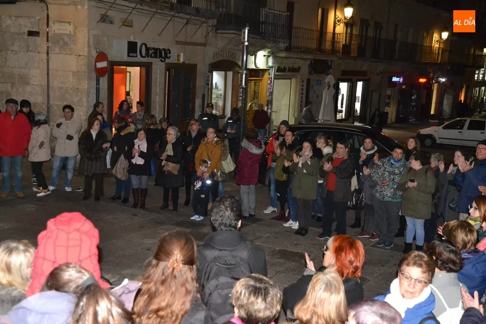 Foto 7 - Un centenar de personas sale a la calle para defender los derechos de las mujeres  