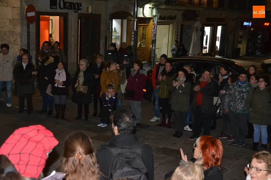 Foto 6 - Un centenar de personas sale a la calle para defender los derechos de las mujeres  