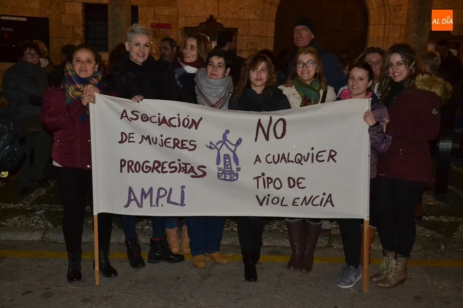 Foto 3 - Un centenar de personas sale a la calle para defender los derechos de las mujeres  