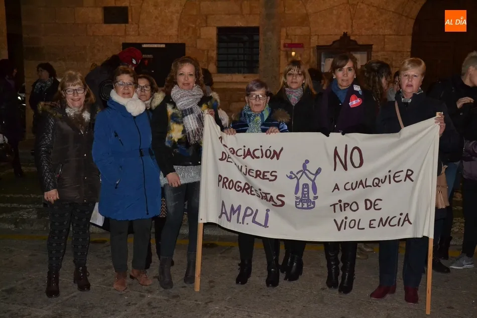 Foto 4 - Un centenar de personas sale a la calle para defender los derechos de las mujeres  