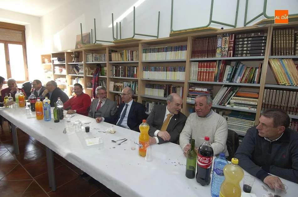 Foto 8 - Casillas de Flores honra a San Mauro con anuncio electoral incluido  