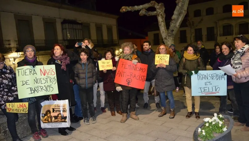 Concentración convocada por Amdeve en contra de los pactos con la extrema derecha en el parlamento andaluz