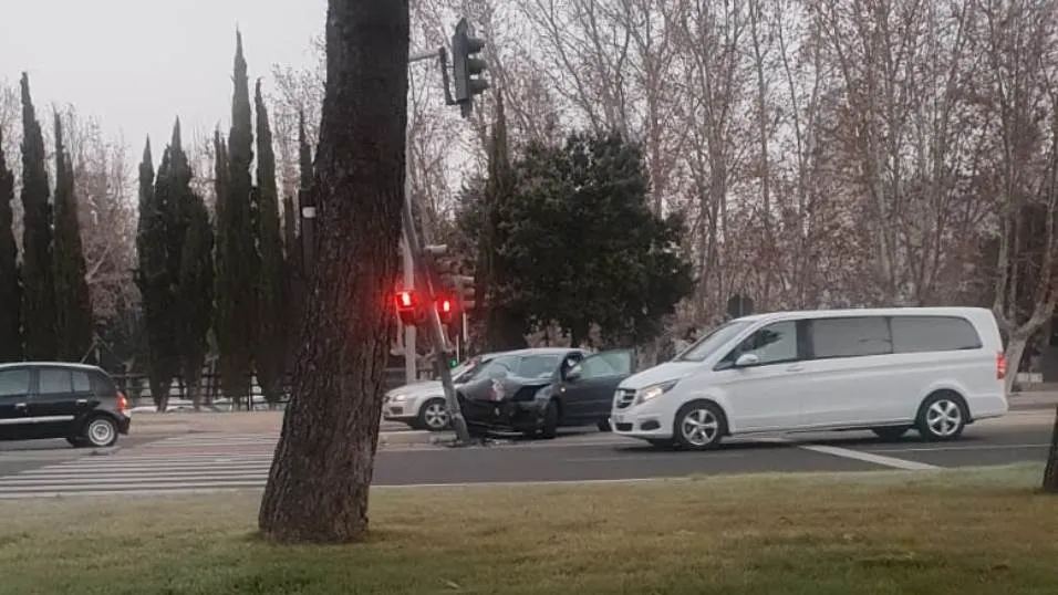 Foto 2 - Un coche se estrella con un sem&aacute;foro junto al aparcamiento de la Iglesia Nueva del Arrabal