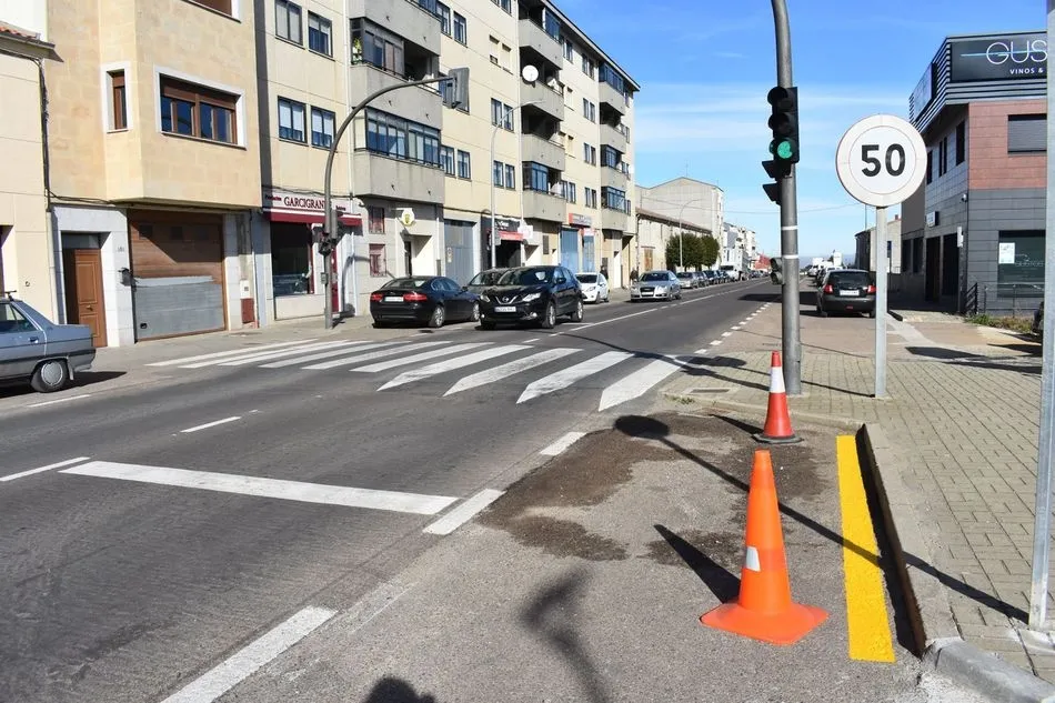 Foto 3 - Un nuevo paso de cebra mejora la seguridad vial junto al colegio Miguel de Cervantes
