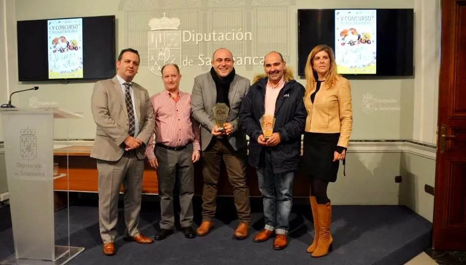 Los ganadores de este concurso, junto al diputado de Turismo, Javier García, la vicepresidenta de la Diputación, Chabela de la Torre, y el secretario de la Asociación de Hostelería de Salamanca, Antonio Luis Álvarez. Foto de Lydia González