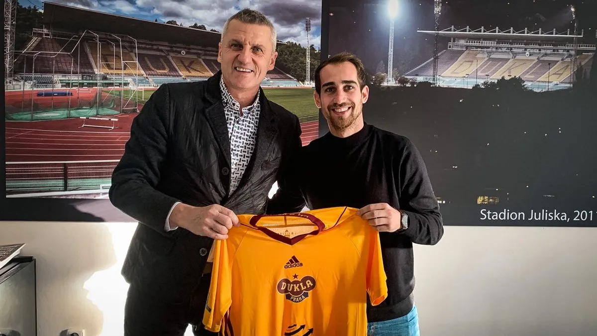 Pablo González, en su presentación / @FKDuklaPraha