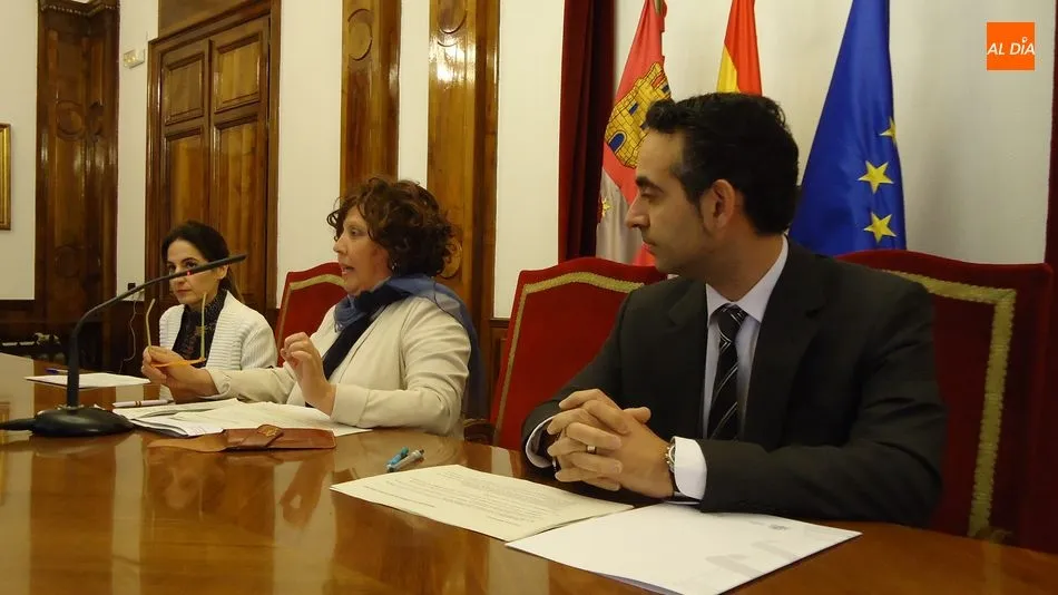 Encarnación Pérez, en el centro, ha analizado los Presupuestos Generales del Estado