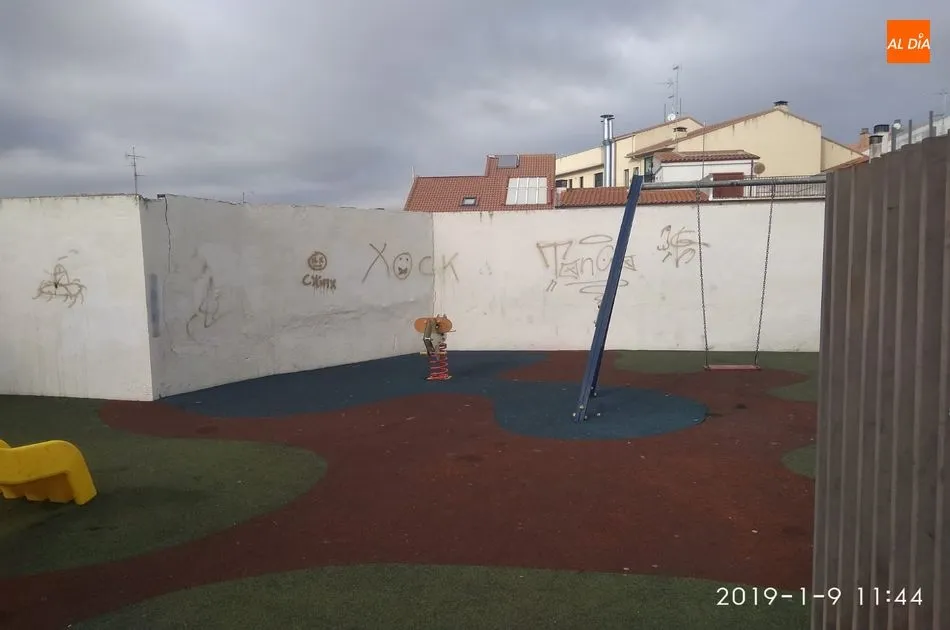 Foto 8 - Suciedad y pintadas, la triste imagen del Multiusos