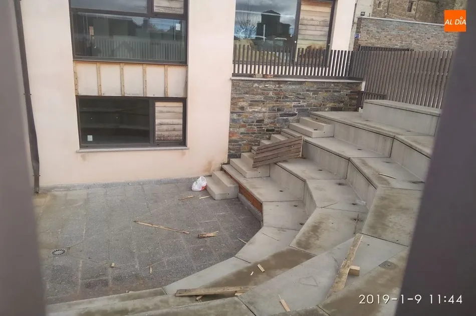 Suciedad y pintadas, la triste imagen del Multiusos