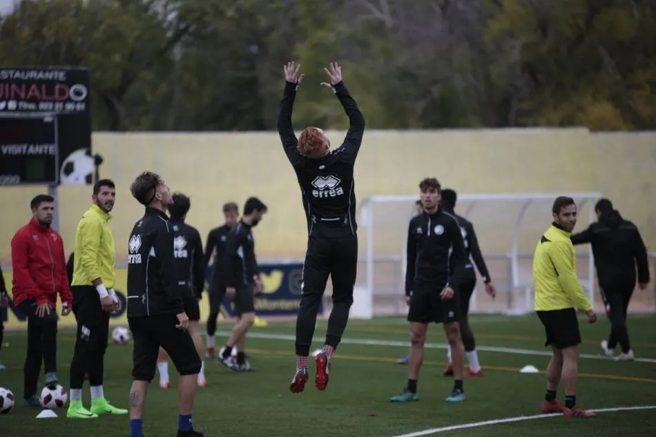 Peli salta a por un balón en un entrenamiento